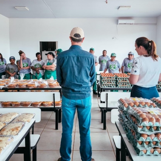 Prefeitura entrega alimentos da agricultura familiar a agentes ambientais da Usina de Reciclagem