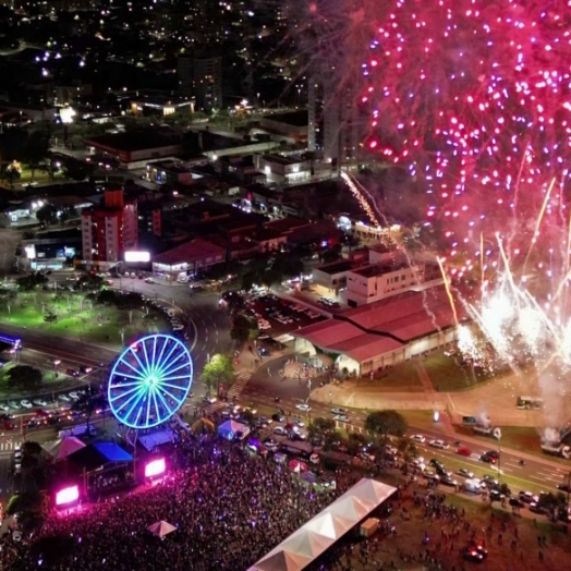 Prefeitura de Cascavel entrega noite mágica com shows, fogos, luzes e chegada do Papai Noel