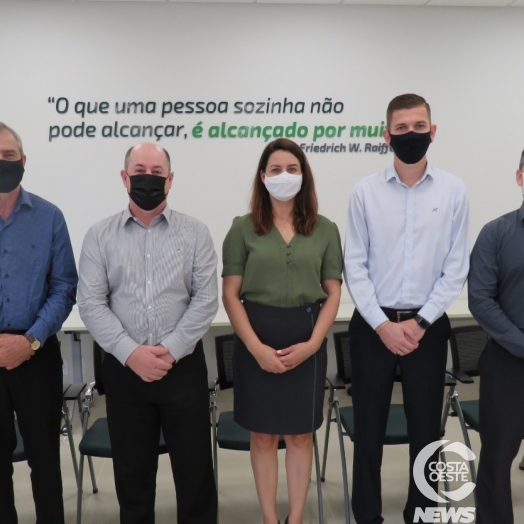 Presidente da Sicredi Vanguarda visita agência em Santa Helena e recebe a imprensa local