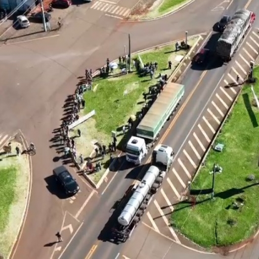 PRF acompanha manifestação na BR-277 que pede mais segurança no trânsito em Matelândia