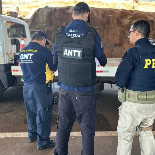 PRF, ANTT, DNIT e RFB realizam operação integrada para fiscalização de veículos de carga fronteiriços em Foz do Iguaçu