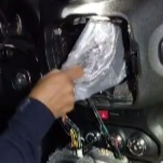 PRF apreende 12,5 quilos de haxixe escondidos no painel de um veículo em Santa Terezinha de Itaipu