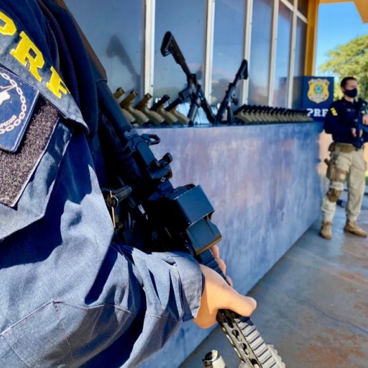 PRF apreende 2 fuzis, 31 pistolas e 62 carregadores em compartimento oculto de veículo em São Miguel