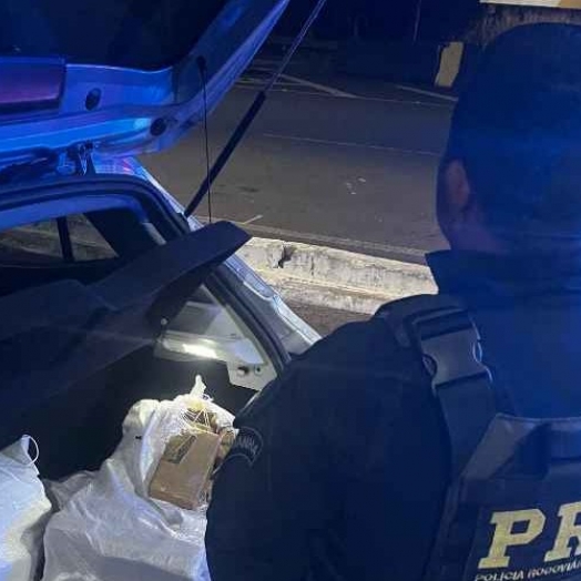 PRF apreende 94 kg de maconha e recupera veículo roubado na BR-277, em Santa Terezinha de Itaipu (PR)