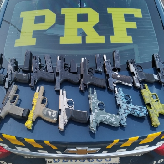 PRF apreende arsenal de 16 pistolas e 20 carregadores ocultos no tanque de combustível de um carro em Céu Azul