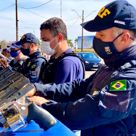 PRF apreende arsenal de mais 50 pistolas e carregadores em ação conjunta com a Receita em Santa Terezinha de Itaipu