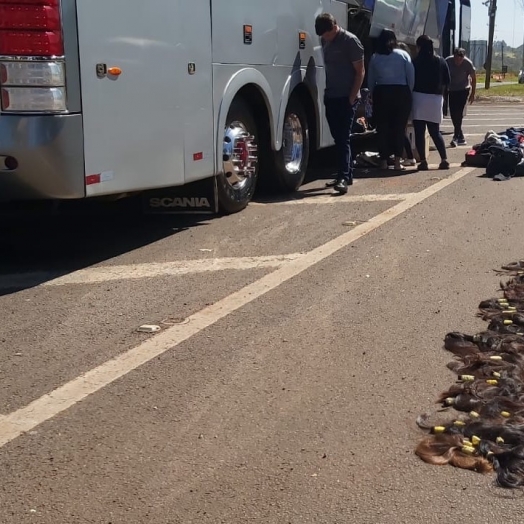 PRF apreende cabelos de origem estrangeira e medicamentos em ônibus na BR-277