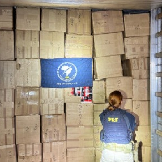 PRF apreende caminhão com 3 mil celulares irregulares na BR-277