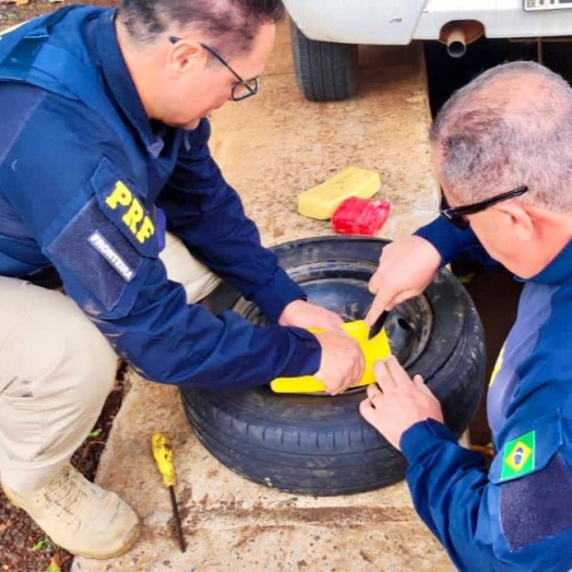 PRF apreende cocaína e crack escondidos no pneu reserva de automóvel, em Santa Terezinha de Itaipu