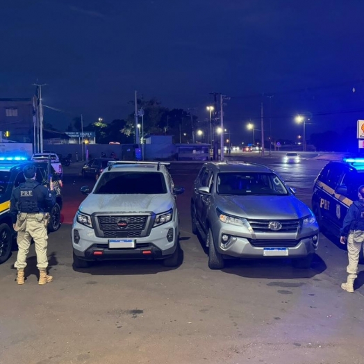 PRF apreende dois veículos furtados em um caminhão cegonha em Foz do Iguaçu