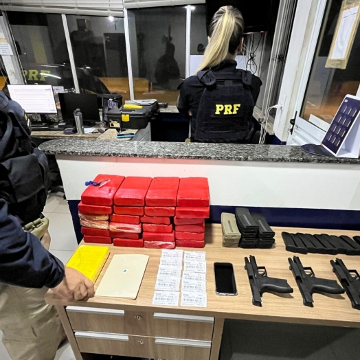 PRF apreende, em Céu Azul, armas e cocaína em veículo que seguia para Londrina