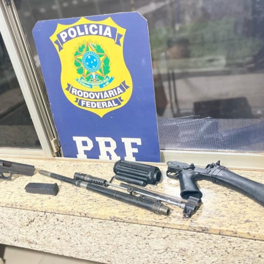 PRF apreende fuzil e pistola durante abordagem na BR-277