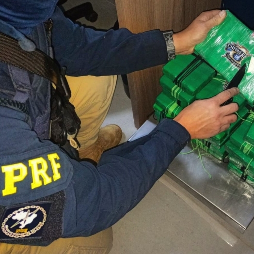 PRF apreende mais de 20 quilos de cocaína em carro "de família" em Céu Azul