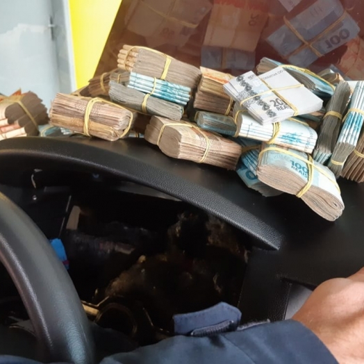 PRF apreende mais de R$ 500 mil com mulher no Paraná