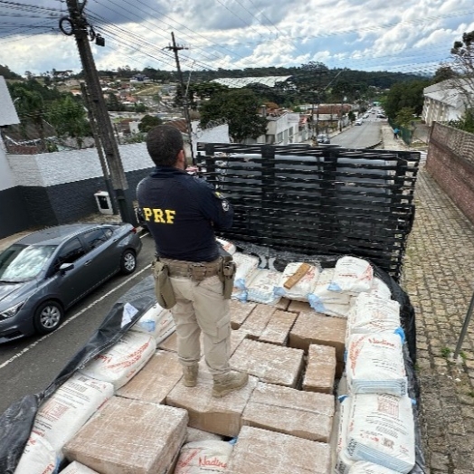 PRF apreende mais de uma tonelada de maconha escondida em carga de farinha na BR-116