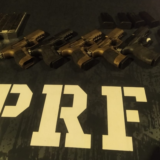 PRF apreende pistolas e maconha em Céu Azul