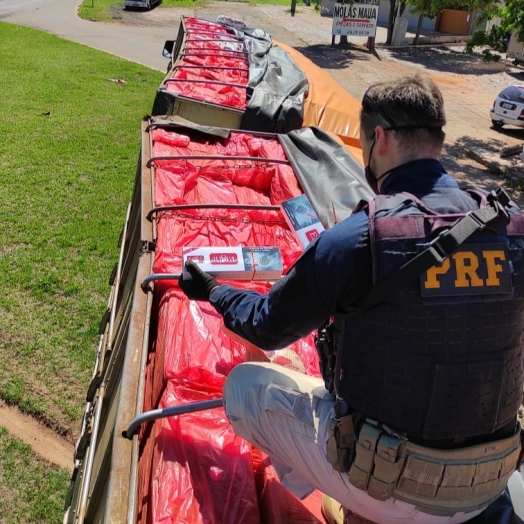 PRF apreende R$ 2,5 milhões em cigarros em bitrem no Paraná