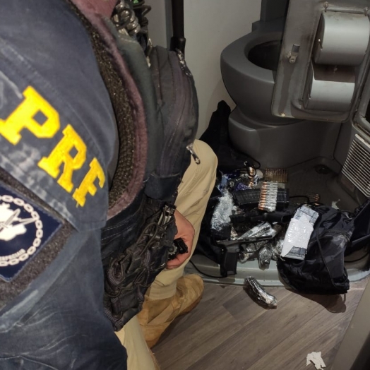 PRF e Polícia Civil apreendem armas e munições na região oeste