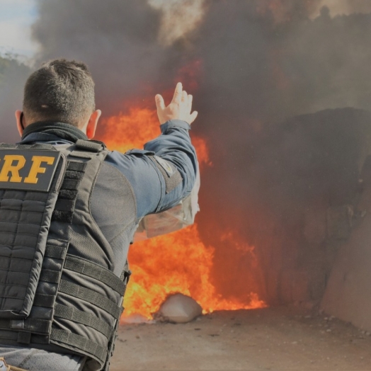 PRF, em ação coordenada pela PF, incinera mais de duas toneladas de drogas no Paraná