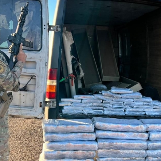 PRF flagra 267 quilos de maconha em furgão de banda