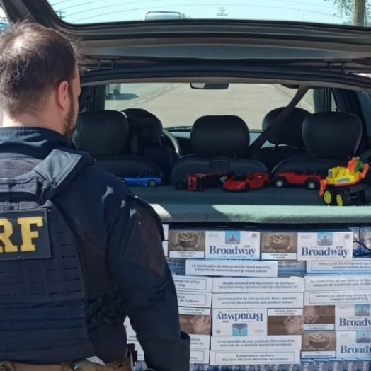 PRF flagra criança sendo transportada em carro recheado de cigarros no Paraná