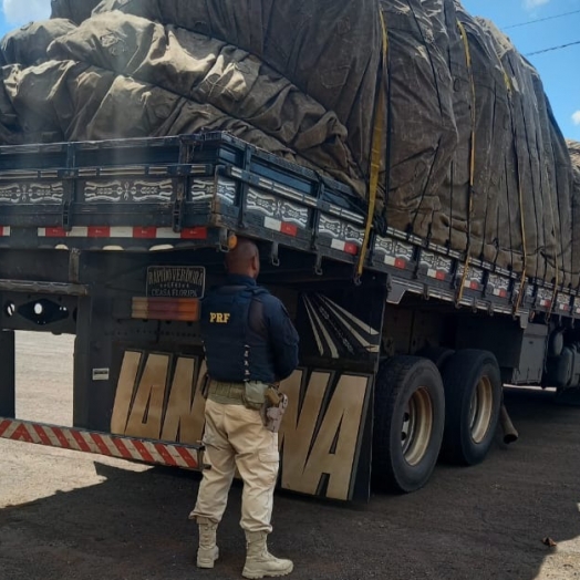 PRF flagra em Santa Terezinha de Itaipu (PR) caminhão com arqueamento da altura de um homem