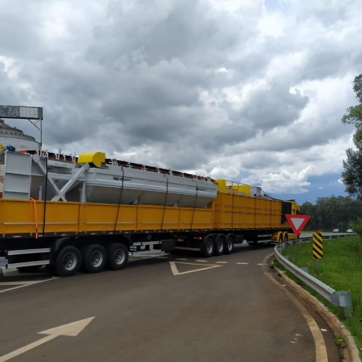 PRF flagra menor de idade conduzindo veículo com carga superdimensionada no Paraná