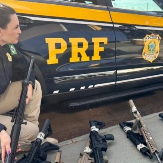 PRF intercepta arsenal com 26 fuzis na BR-277 e registra maior apreensão da história da corporação