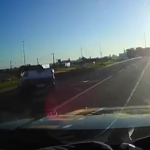 PRF persegue contrabandista e veículo cai na canaleta às margens da BR-277, em Cascavel