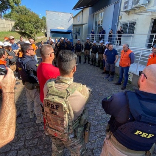 PRF, PM, Bombeiros e Defesa Civil escoltam quase 200 toneladas de suprimentos para as vítimas das enchentes no RS