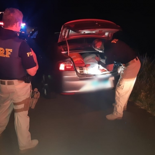 PRF prende em Céu Azul casal que transportava grande quantidade de maconha em carro roubado