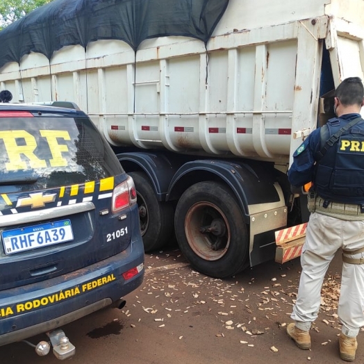 PRF prende fugitivo e caminhão carregado com cigarros paraguaios após acompanhamento tático pelo centro de Guaíra
