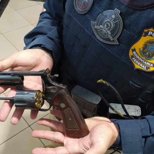 PRF prende idoso com revólver na cintura em Santa Terezinha de Itaipu