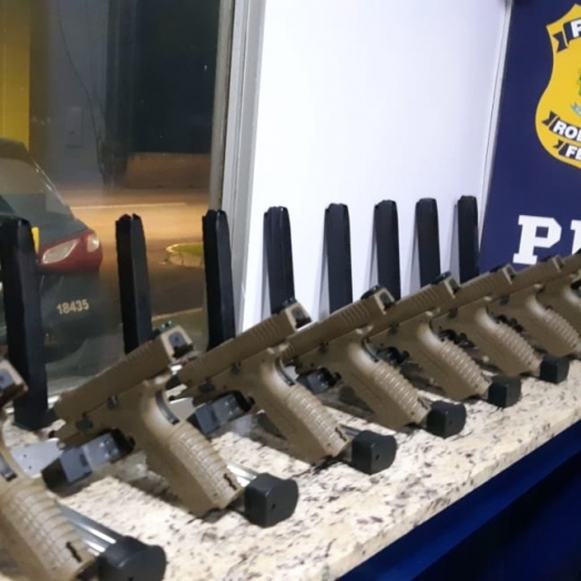 PRF prende quatro pessoas por tráfico internacional de armas e associação criminosa em Céu Azul