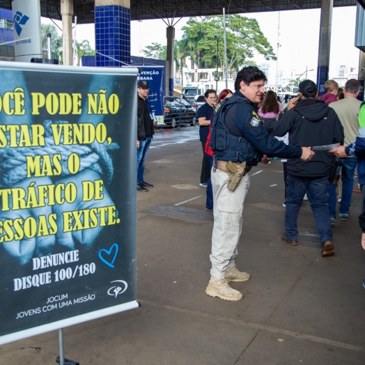 PRF realiza ação de conscientização sobre tráfico de pessoas na Ponte Internacional da Amizade