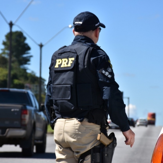 PRF realiza ações de prevenção de acidentes de trânsito durante a Semana Santa no Paraná