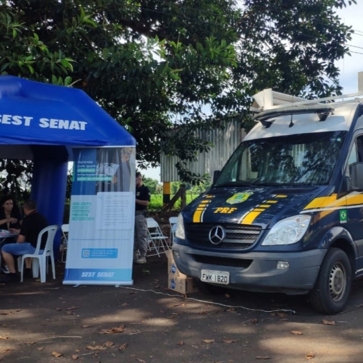 PRF realiza Comando de Saúde com caminhoneiros