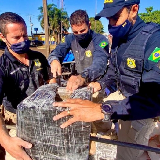 PRF realiza grande apreensão de maconha dissimulada em carga de farinha de trigo