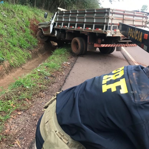 PRF recupera dois veículos furtados a caminho do Paraguai