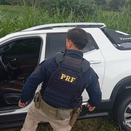 PRF recupera veículo furtado após tentativa de fuga na BR-277, em Céu Azul