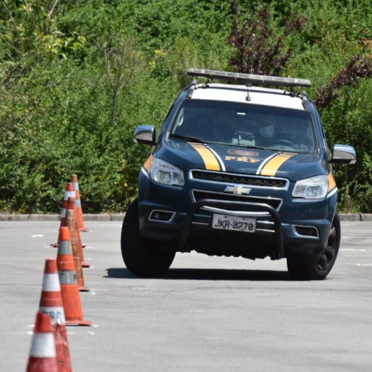PRFs treinam técnicas para condução de viaturas em acompanhamentos táticos
