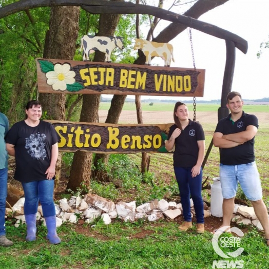 Produtor de leite faz três ordenhas por dia para pagar faculdade dos filhos