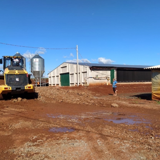 Produtores rurais de Itaipulândia são atendidos com cascalhamento em suas propriedades