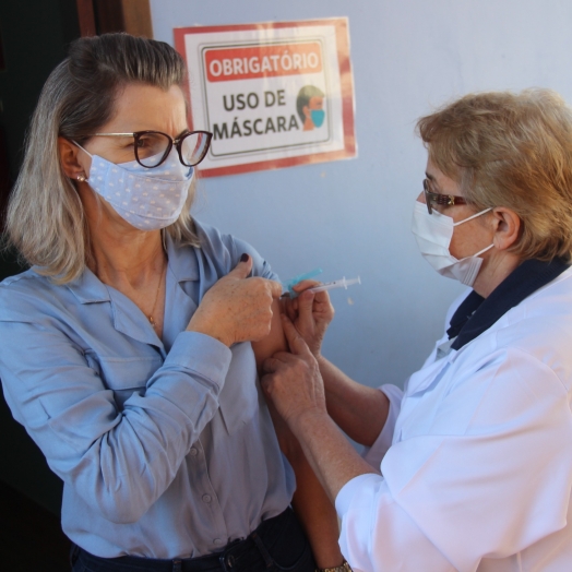 Profissionais da Educação de Serranópolis começam a receber imunização contra a Covid-19