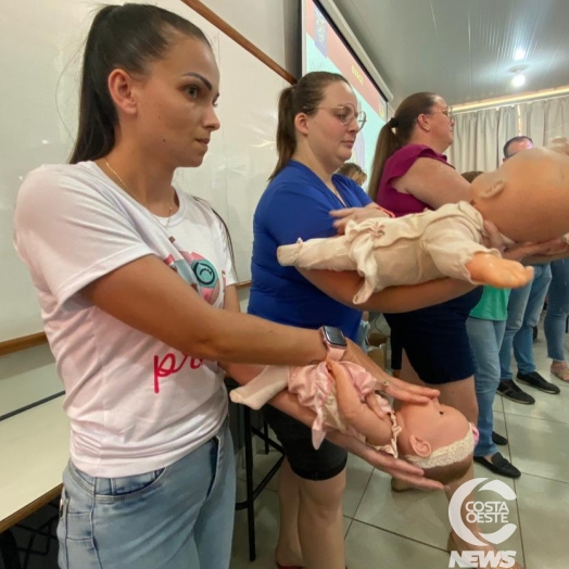 Profissionais da educação recebem treinamento sobre desengasgo de bebês em São Miguel do Iguaçu