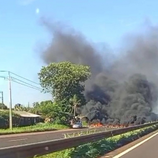 Manifestação interdita parcialmente a BR 277 no bairro Pedreira, em Medianeira