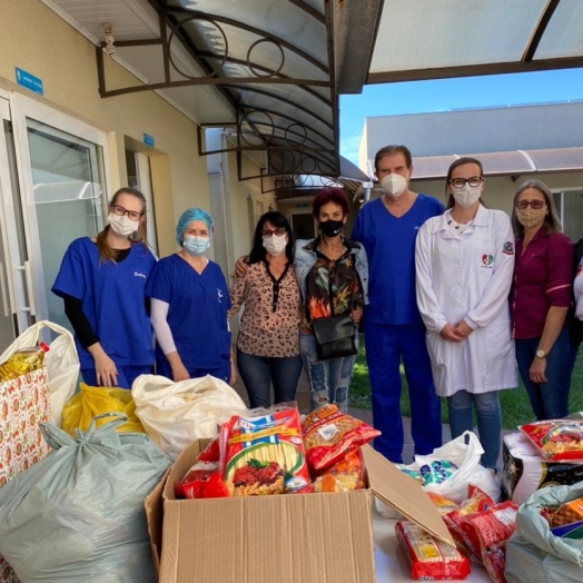 Provopar e Cáritas entregam ao Hospital Nossa Senhora de Fátima de Missal os alimentos doados durante Feirão de roupas Usadas