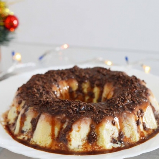 Pudim de chocottone com calda de chocolate