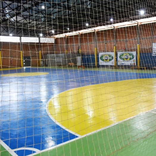 Quadra de esportes do Bairro Floresta recebe melhorias no piso para atender cerca de 1.000 atletas da comunidade