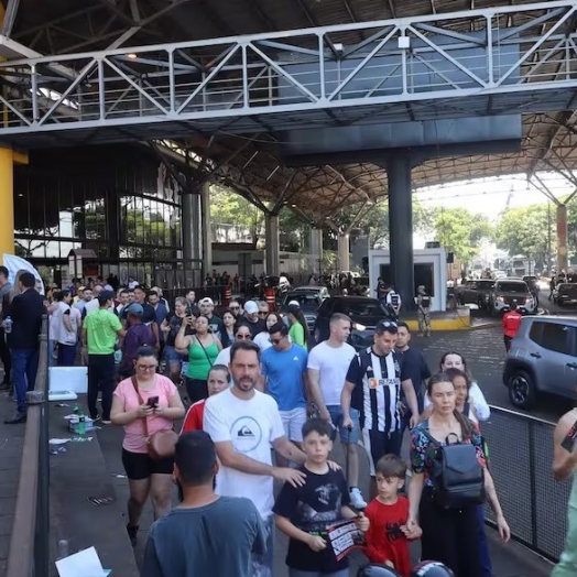 Quase 100 mil turistas, atraídos por ofertas que geraram frenesi nas lojas